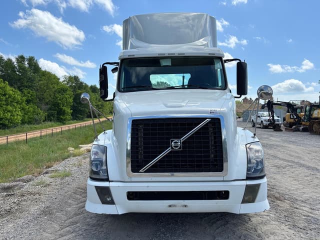 Image of Volvo VNL64T300 equipment image 2