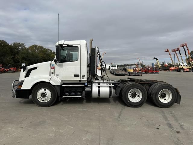 Image of Volvo VNL64T300 equipment image 1