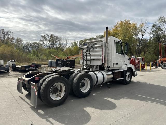 Image of Volvo VNL64T300 equipment image 4