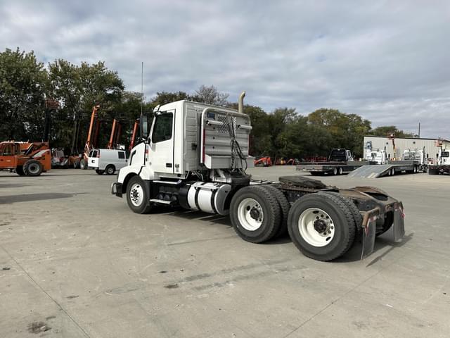 Image of Volvo VNL64T300 equipment image 2