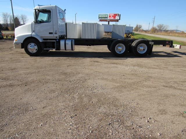 Image of Volvo VNM64200 equipment image 4