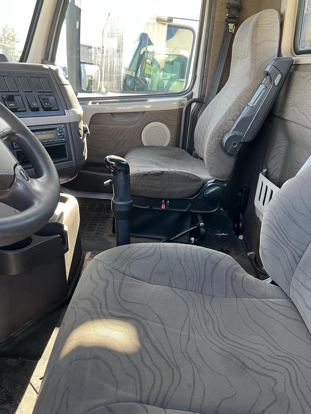 Image of Volvo VNM64T200 equipment image 4