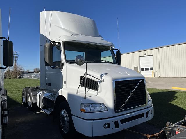 Image of Volvo VNM64T200 equipment image 3