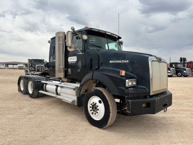 Image of Western Star 4900 equipment image 2
