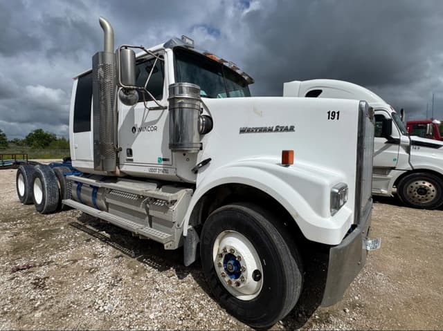 Image of Western Star 4900 equipment image 1