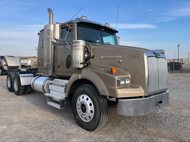 Image of Western Star 4900 equipment image 2