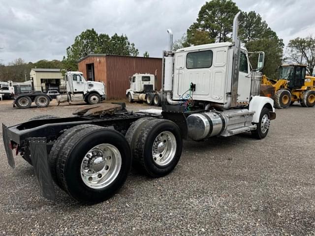 Image of Western Star 4900 equipment image 2