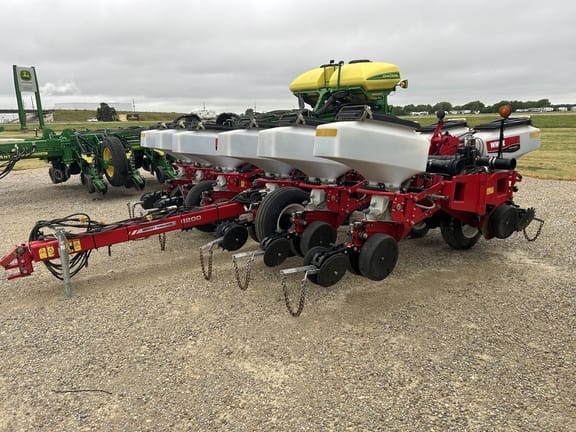 2013 White 8200 Equipment Image0