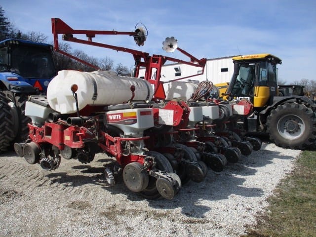 2013 White 8222 Equipment Image0