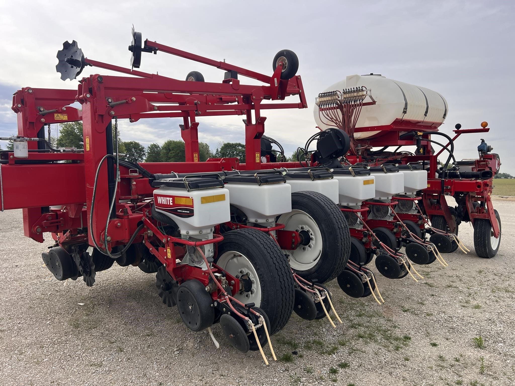 2013 White 8816 Equipment Image0