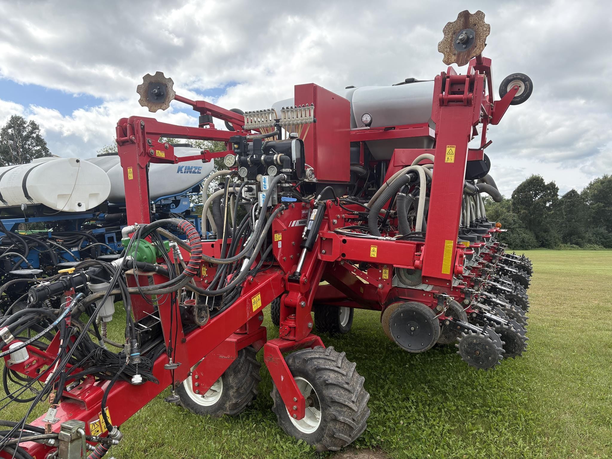 2013 White 8831 Equipment Image0