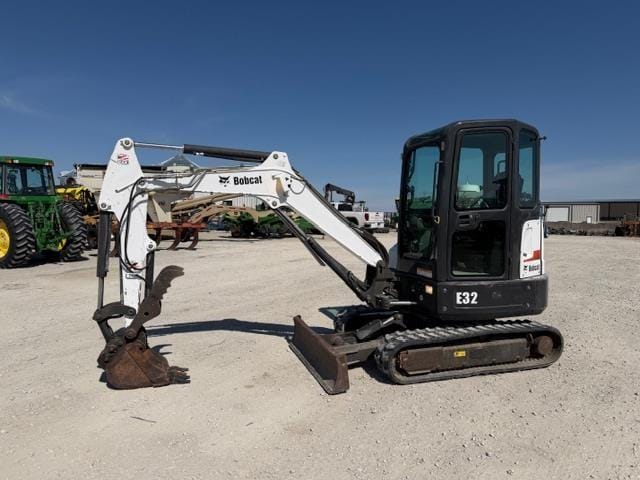 2014 Bobcat E32 Equipment Image0