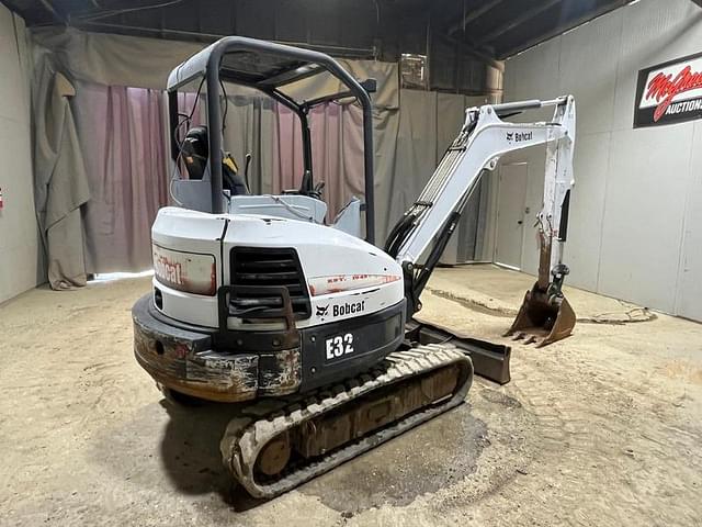 Image of Bobcat E32 equipment image 4