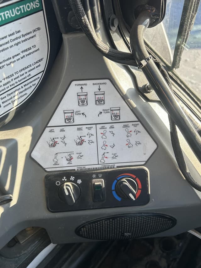 Image of Bobcat S750 equipment image 4