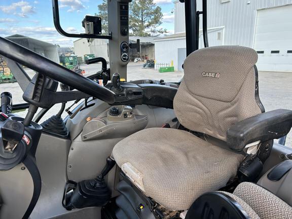 Image of Case IH Farmall 115U equipment image 4