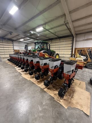 Image of Case IH 1235 equipment image 2