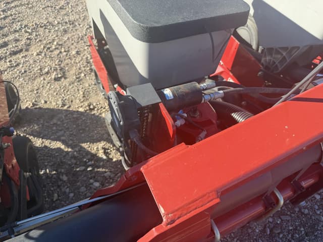 Image of Case IH 1235 equipment image 2