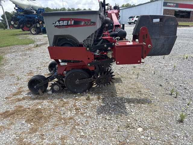 Image of Case IH 1235 equipment image 1