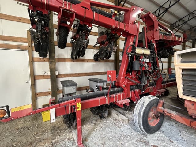 Image of Case IH 1235 equipment image 1