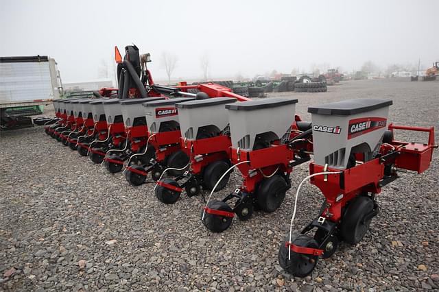 Image of Case IH 1235 equipment image 1