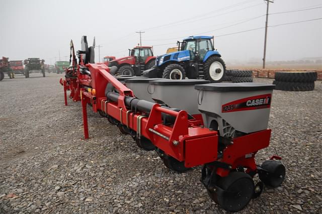 Image of Case IH 1235 equipment image 2