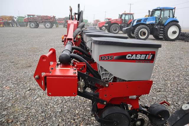 Image of Case IH 1235 equipment image 3