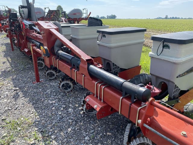 Image of Case IH 1235 equipment image 2