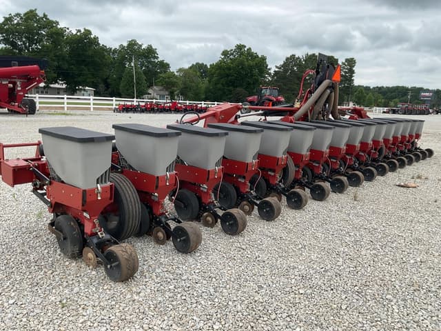 Image of Case IH 1235 equipment image 2