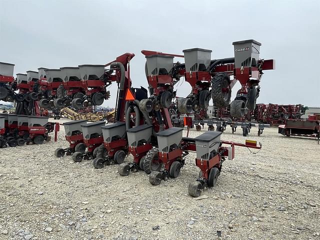 Image of Case IH 1235 equipment image 2