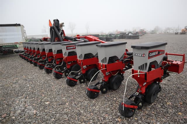 Image of Case IH 1235 equipment image 1