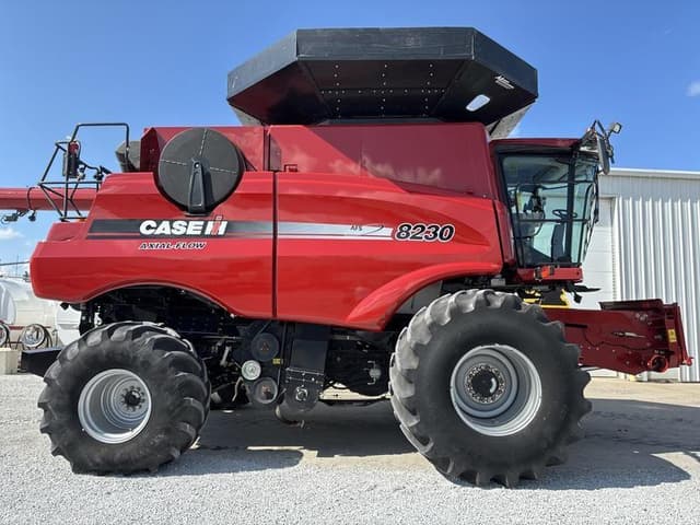 Image of Case IH 8230 equipment image 2