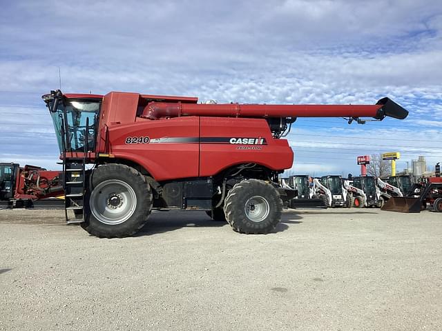 Image of Case IH 8240 equipment image 3