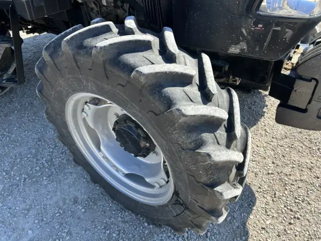 Image of Case IH Farmall 105C equipment image 4