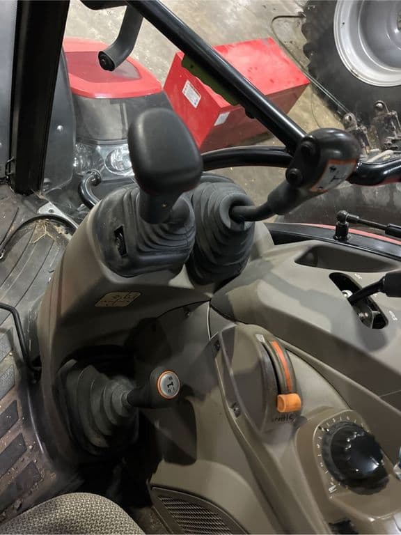 Image of Case IH Farmall 105U equipment image 4
