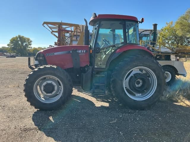 Image of Case IH Farmall 140A equipment image 1