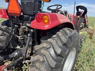 Image of Case IH Farmall 35C equipment image 3