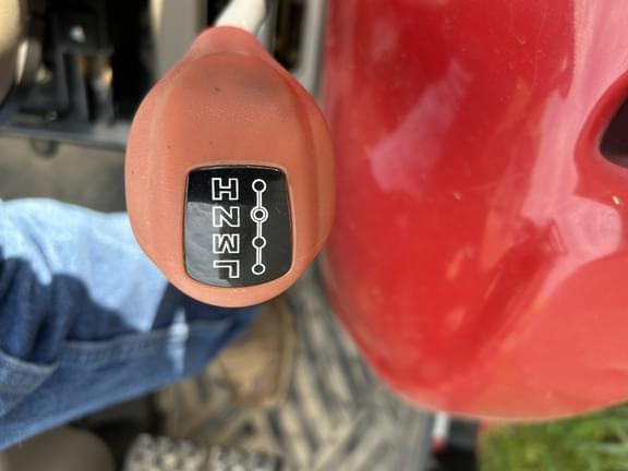 Image of Case IH Farmall 35C equipment image 4