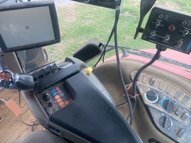 Image of Case IH Magnum 220 equipment image 2