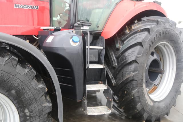 Image of Case IH Magnum 220 equipment image 1