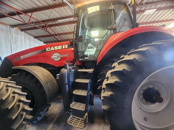 Image of Case IH Magnum 235 equipment image 4