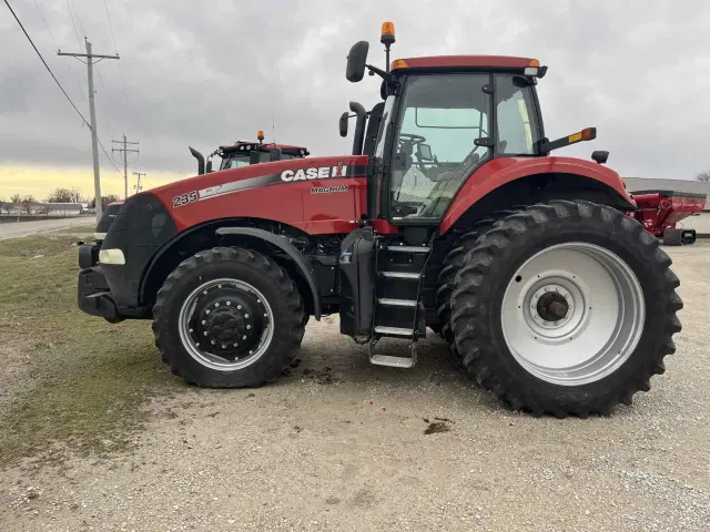 Image of Case IH Magnum 235 equipment image 1