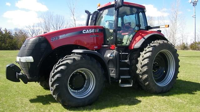 Image of Case IH Magnum 235 equipment image 1