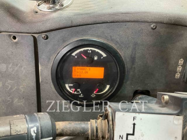 Image of Caterpillar TL1055C equipment image 4