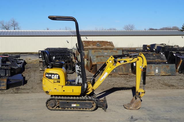 Image of Caterpillar 300.9D equipment image 4