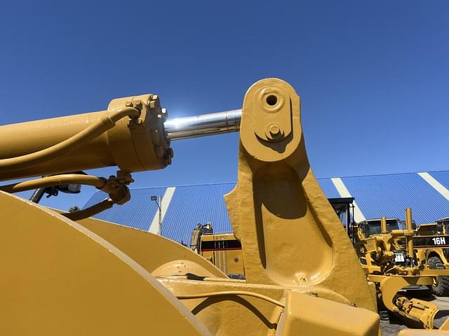 Image of Caterpillar 966H equipment image 4