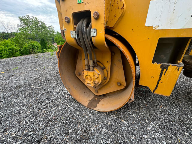 Image of Caterpillar CB24B equipment image 2