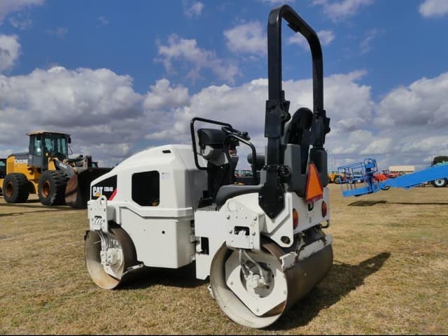 Image of Caterpillar CB24B equipment image 3