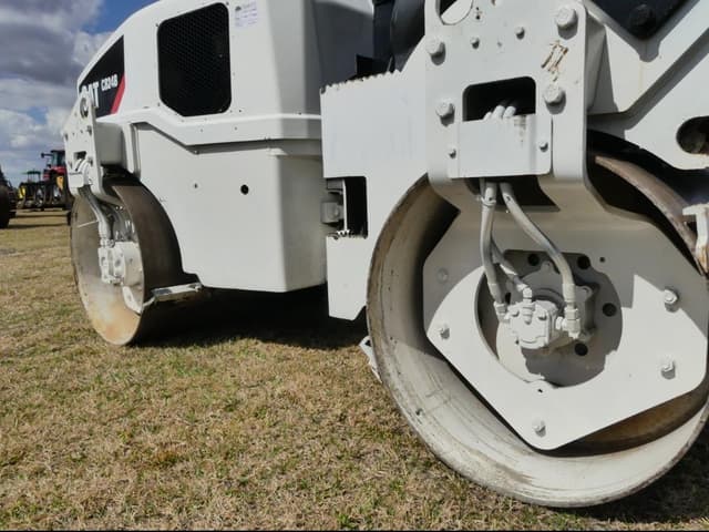 Image of Caterpillar CB24B equipment image 4