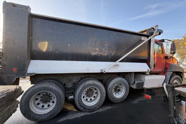 Image of Caterpillar CT660S equipment image 3