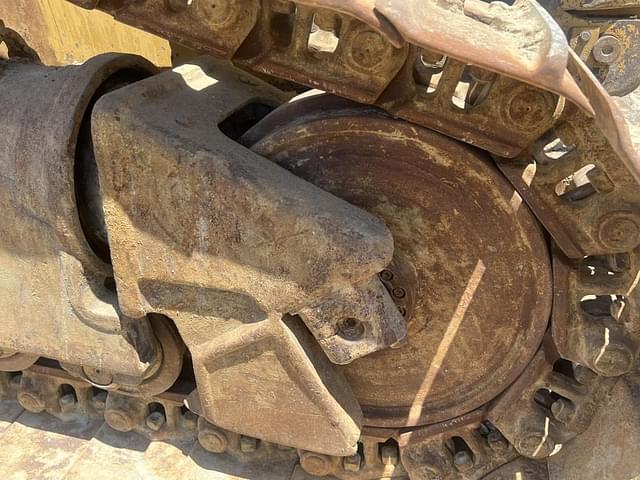 Image of Caterpillar D6T equipment image 3